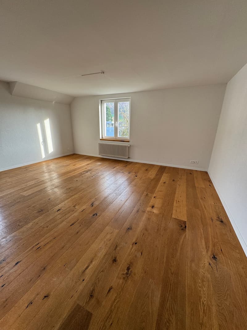Helle 4-Zimmer-Wohnung mit Balkon und schöner Aussicht in Kirchleerau (2)