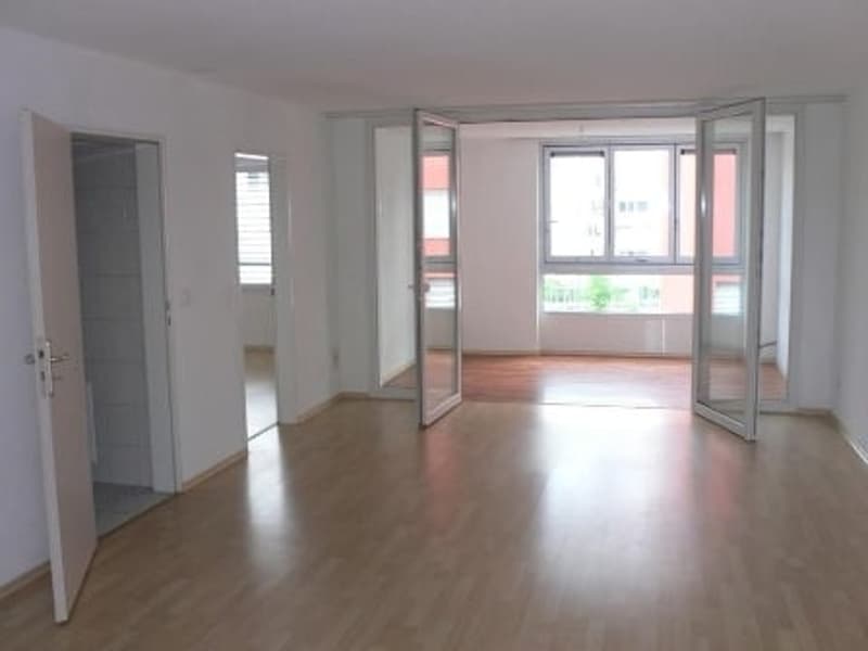 Schöne, grosszügige 2.5-Zimmer-Wohnung mit Wintergarten im 4. OG (2)