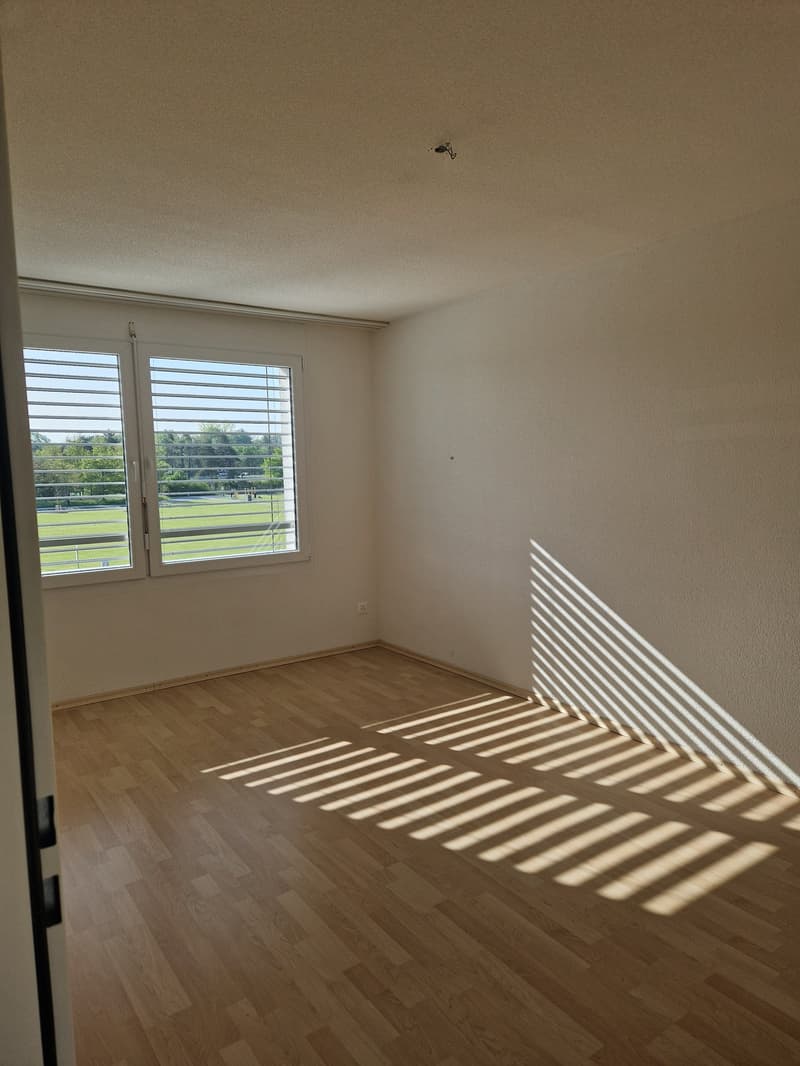 Schöne, grosszügige 2.5-Zimmer-Wohnung mit Wintergarten im 4. OG (4)