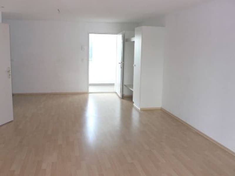 Schöne, grosszügige 2.5-Zimmer-Wohnung mit Wintergarten im 4. OG (3)