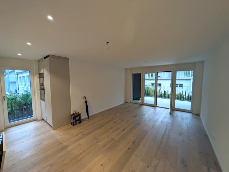Helle, neue luxuriöse 2½ Zimmer Wohnung (H2) EG mit grossem Sitzplatz (6)