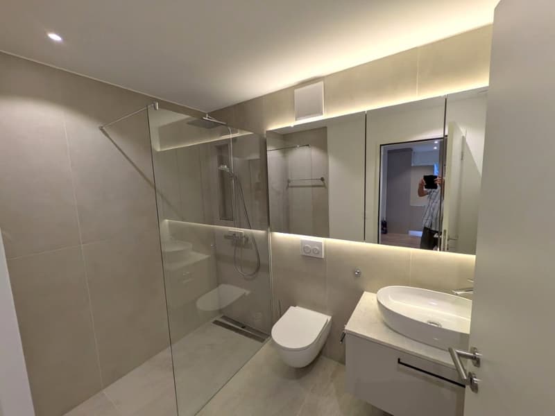 Helle, neue luxuriöse 2½ Zimmer Wohnung (H2) EG mit grossem Sitzplatz (7)