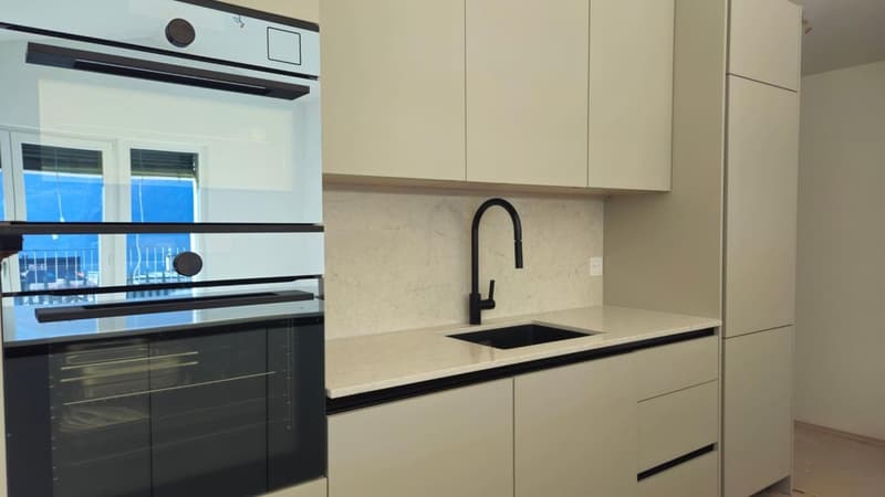 Helle, neue luxuriöse 2½ Zimmer Wohnung (H2) EG mit grossem Sitzplatz (9)