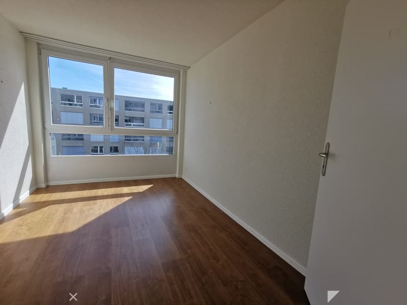 Helle 3.5-Zimmer-Wohnung im 4. OG mit Lift und Garage in Biel (6)