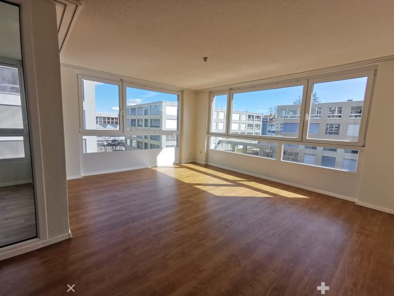 Helle 3.5-Zimmer-Wohnung im 4. OG mit Lift und Garage in Biel (4)