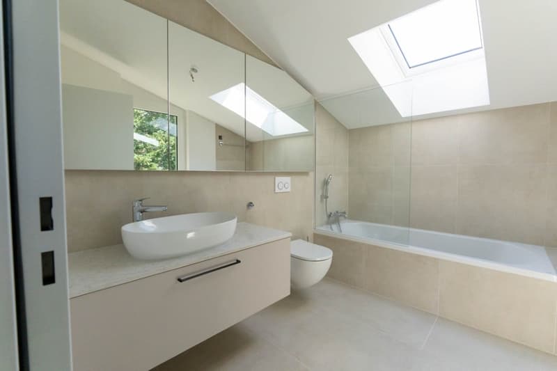 Helle, neue luxuriöse 3½ Zimmer Wohnung (E7) im DG mit grossem Balkon (9)