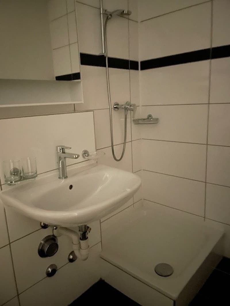 Charmante 1.5-Zimmer-Wohnung mit Balkon und Bergblick in Glarus Nord (6)