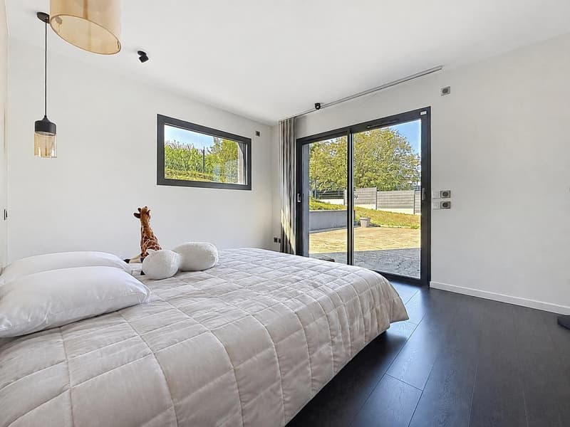 Villa contemporaine avec piscine chauffée (11)