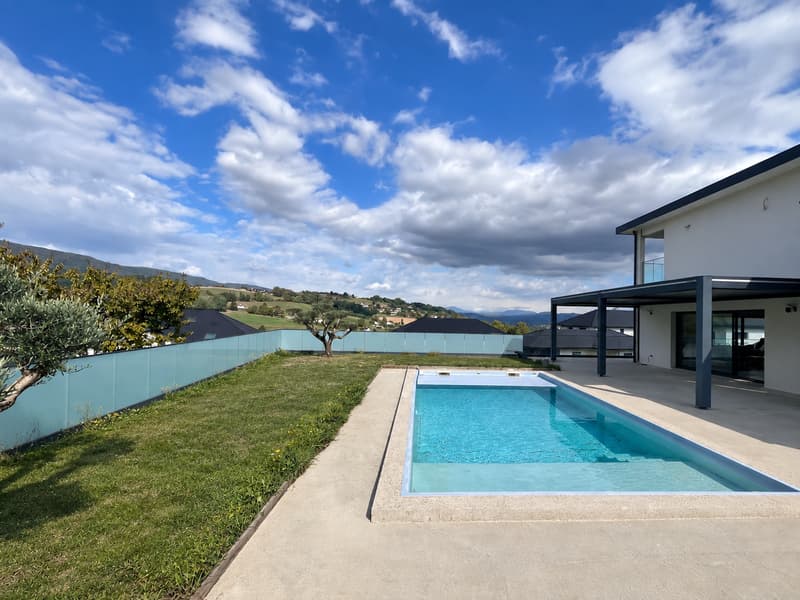 Villa contemporaine avec piscine chauffée (2)