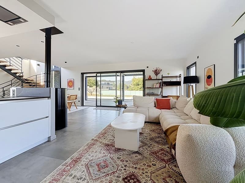 Villa contemporaine avec piscine chauffée (4)