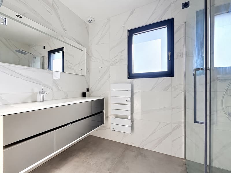 Villa contemporaine avec piscine chauffée (12)