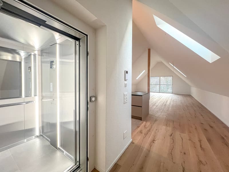 Grosszügige Dach-Maisonette mit Lift direkt in die Wohnung – Neubau in Aesch ZH (3)