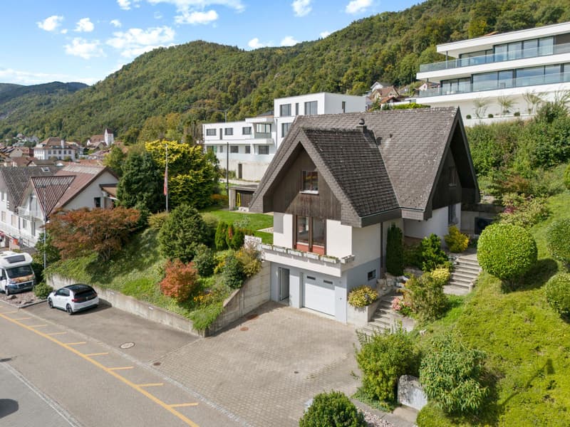 Detached house, concrete driveway, mountain view, garage, car park