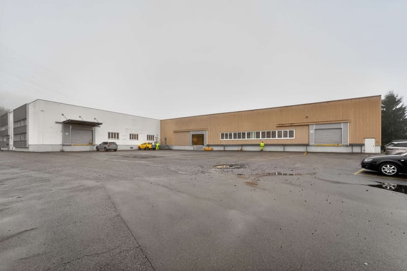 Vorplatz der Halle mit LKW-tauglicher Zufahrt zu den Laderampen (vor Sanierung)