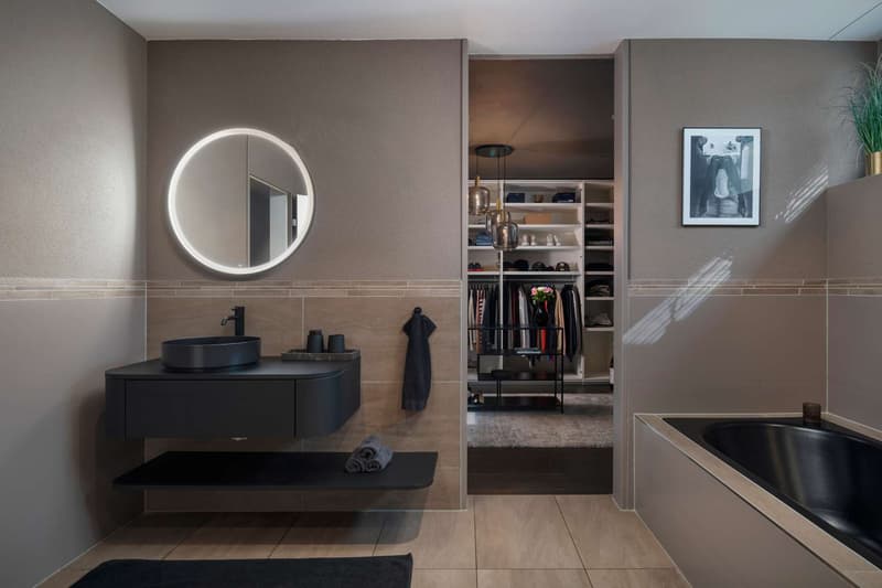 Blick vom Badezimmer zur Ankleide