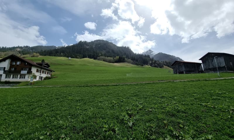 Terreno edificabile in una posizione tranquilla con una vista magnifica a Surin/Lumbrein, Val Lumnezia (1)