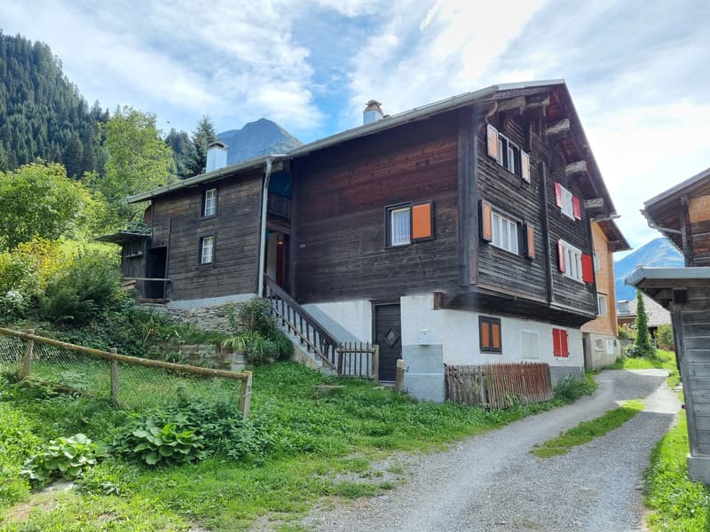 4.5-Zimmer-Haushälfte in idyllischem Bergdorf (2)