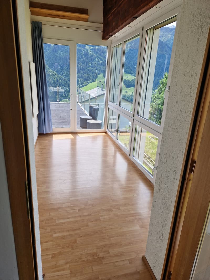 Charmante 5.5-Zimmer-Wohnung mit atemberaubendem Bergblick in Lumbrein (3)