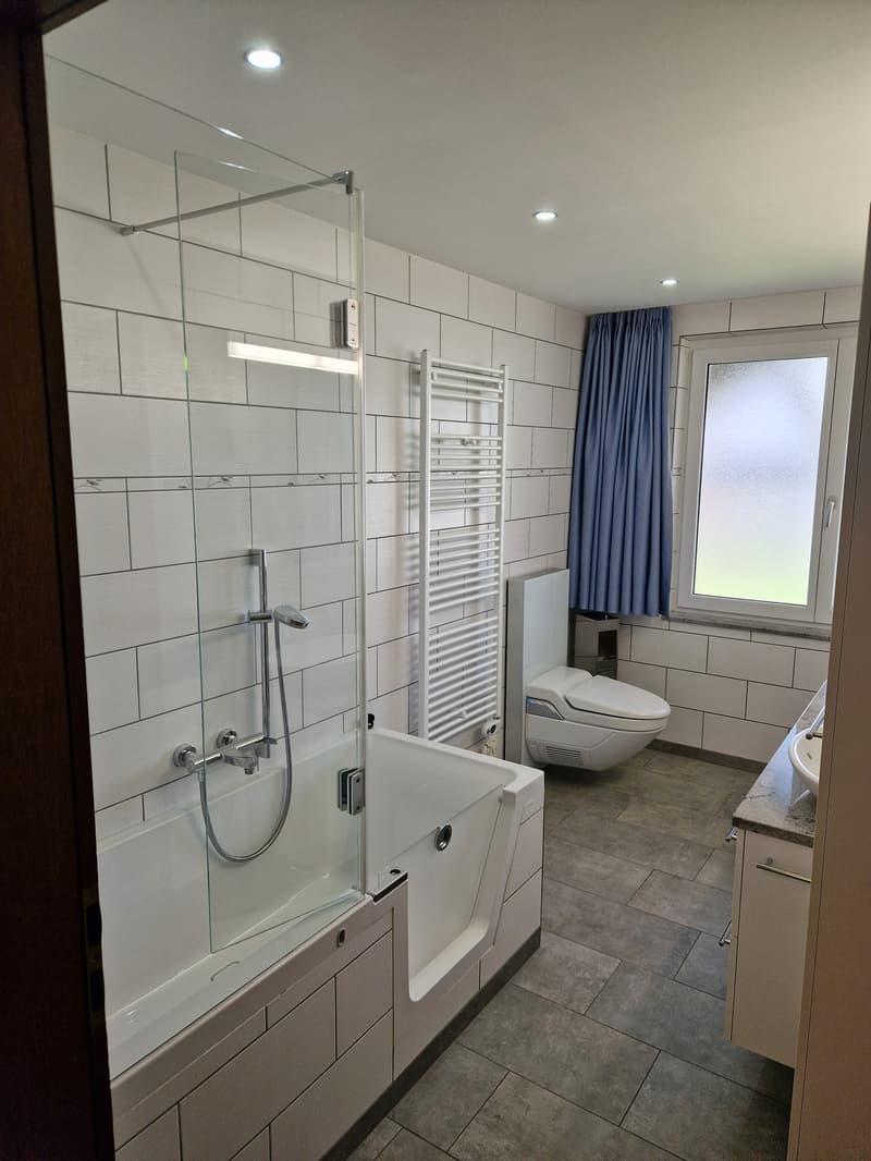Charmante 5.5-Zimmer-Wohnung mit atemberaubendem Bergblick in Lumbrein (4)