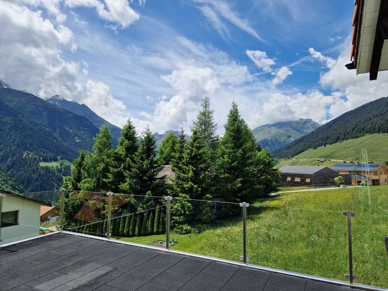 Charmante 5.5-Zimmer-Wohnung mit atemberaubendem Bergblick in Lumbrein (1)