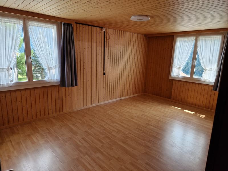 Charmante 5.5-Zimmer-Wohnung mit atemberaubendem Bergblick in Lumbrein (8)