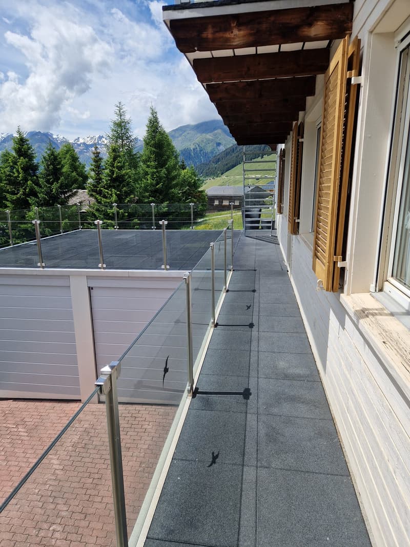 Charmante 5.5-Zimmer-Wohnung mit atemberaubendem Bergblick in Lumbrein (9)