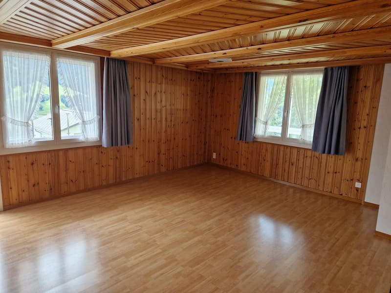 Charmante 5.5-Zimmer-Wohnung mit atemberaubendem Bergblick in Lumbrein (6)