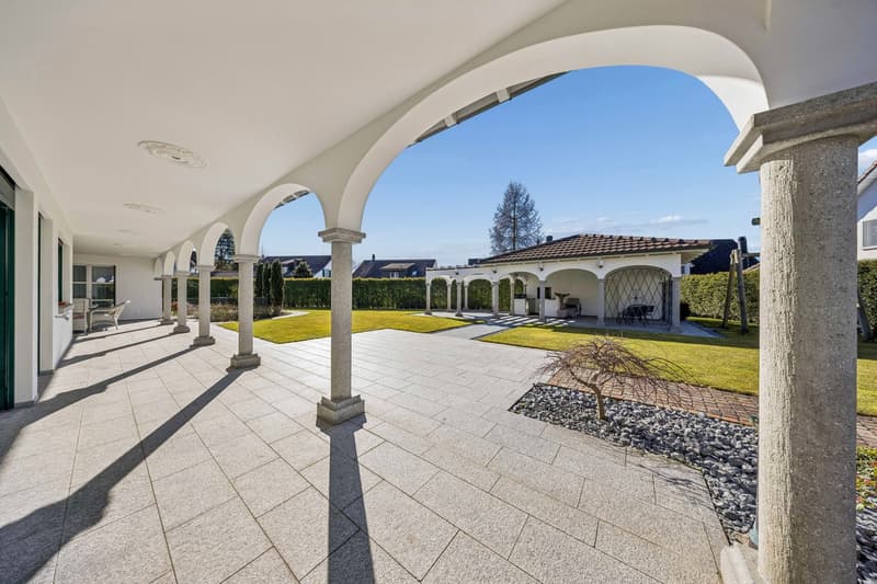 Exklusive Villa mit Indoor-Pool (4)