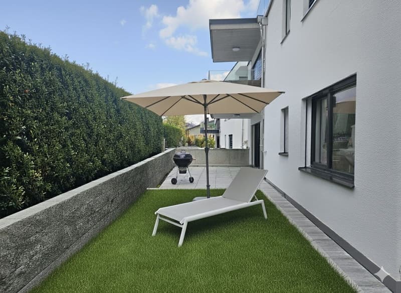 NEUBAU AN TOPLAGE MIT GROSSZÜGIGEM SITZPLATZ (40 M²) SOWIE EIGENER WASCHKÜCHE UND KELLER (17,4 M²). DIE WOHNUNG KANN AUF WUNSCH AUCH MÖBLIERT GEMIETET WERDEN. (2)