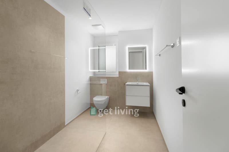 NEUBAU AN TOPLAGE MIT GROSSZÜGIGEM SITZPLATZ (40 M²) SOWIE EIGENER WASCHKÜCHE UND KELLER (17,4 M²). DIE WOHNUNG KANN AUF WUNSCH AUCH MÖBLIERT GEMIETET WERDEN. (3)