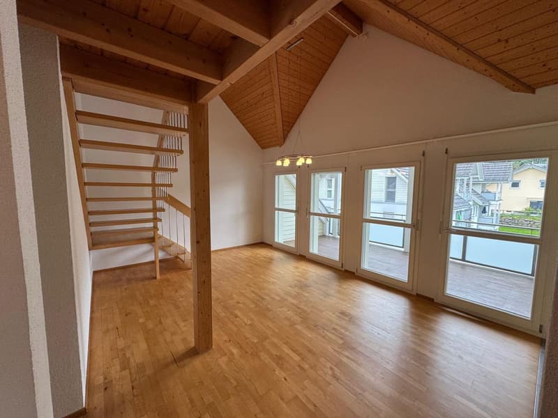 Moderne 4.5-Zimmer Dach-Maisonette-Wohnung in idyllischer Lage (3)