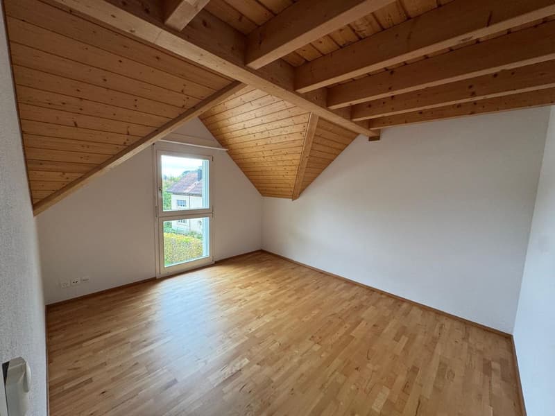 Moderne 4.5-Zimmer Dach-Maisonette-Wohnung in idyllischer Lage (9)