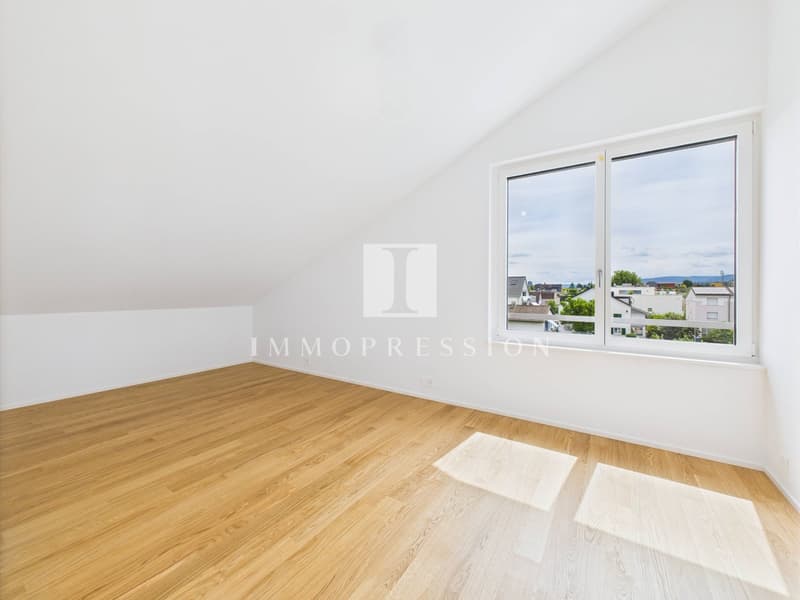 empty room, wooden floor, white walls, large window, view of the city