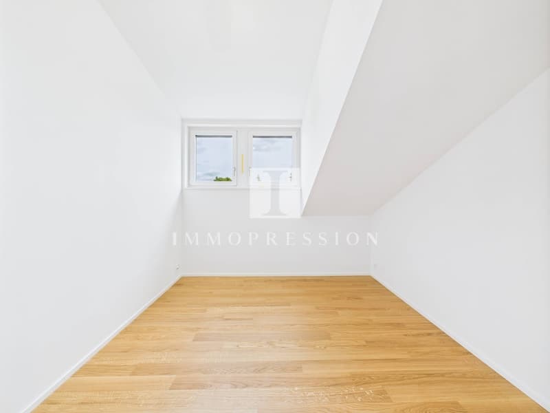 empty room, white walls, wooden floor, window