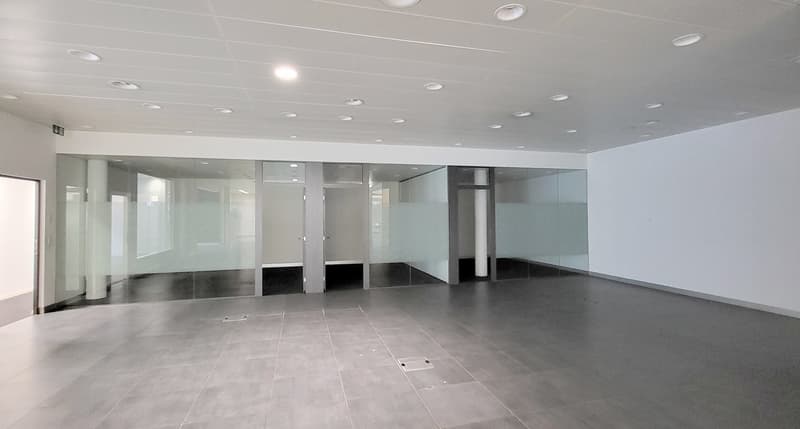 Frequented ground floor retail space right next to the post office! (4)