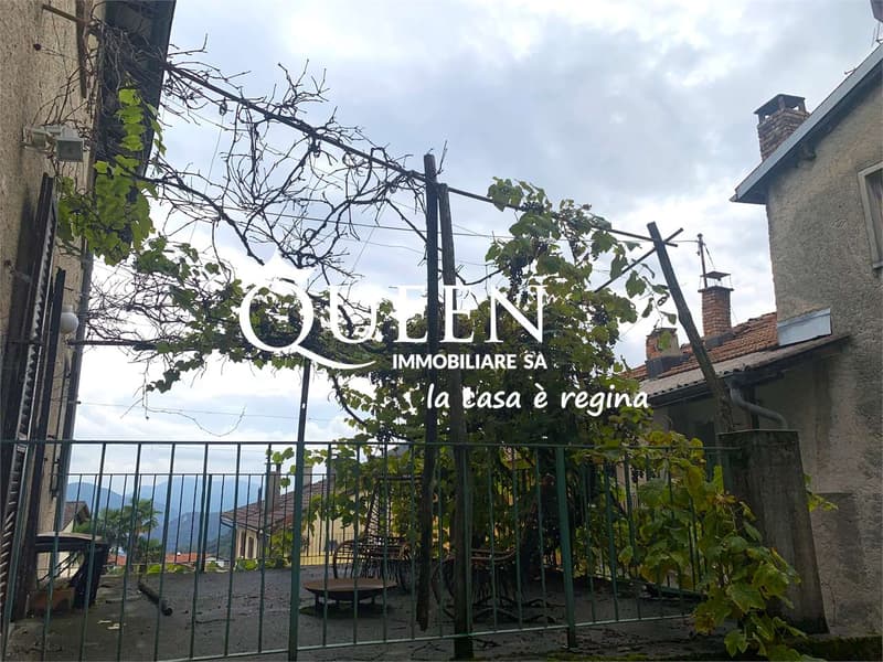 Novaggio: casa 8 locali, 308 mq., nel nucleo con terreno annesso 195 m (7)