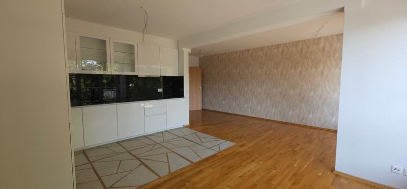 Blick vom Essbereich zur Küche/Wohnbereich