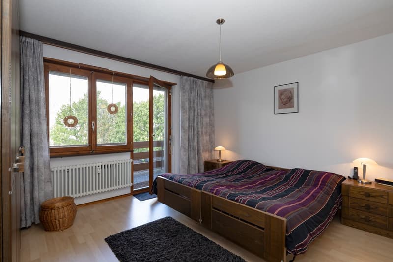Well-maintained 3-room apartment on the 1st floor with private parking in the garage. (12)