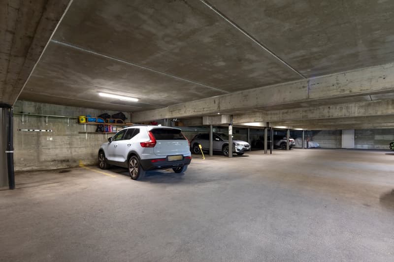 Well-maintained 3-room apartment on the 1st floor with private parking in the garage. (16)