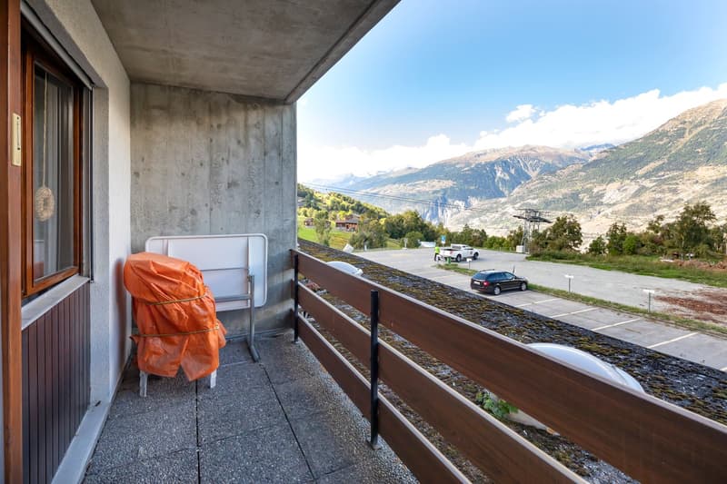 Well-maintained 3-room apartment on the 1st floor with private parking in the garage. (9)
