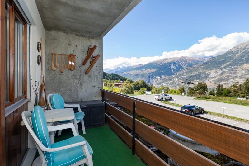 Well-maintained 3-room apartment on the 1st floor with private parking in the garage. (13)