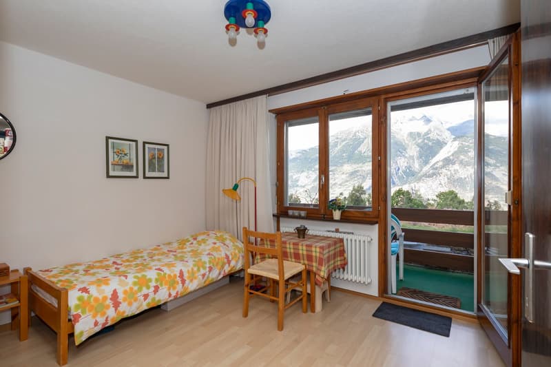 Well-maintained 3-room apartment on the 1st floor with private parking in the garage. (10)