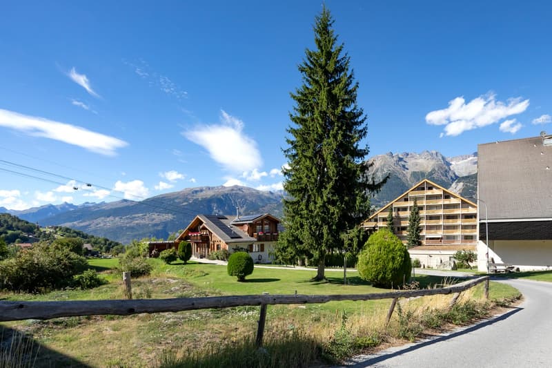 Well-maintained 3-room apartment on the 1st floor with private parking in the garage. (18)