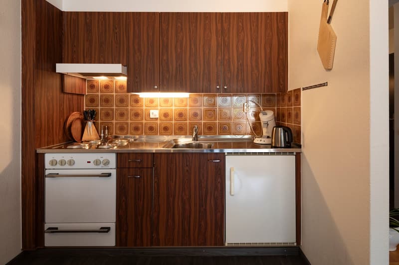 Well-maintained 3-room apartment on the 1st floor with private parking in the garage. (8)