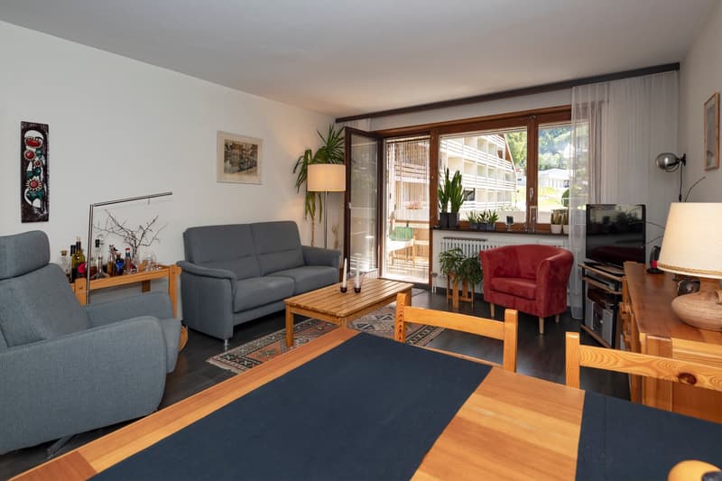 Well-maintained 3-room apartment on the 1st floor with private parking in the garage. (6)