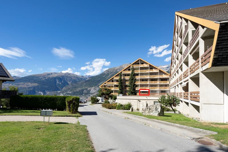 Well-maintained 3-room apartment on the 1st floor with private parking in the garage. (3)