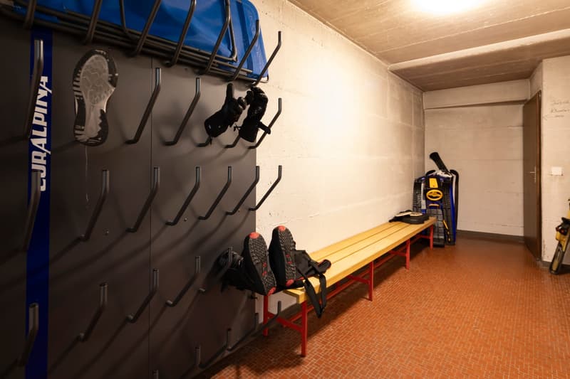 Well-maintained 3-room apartment on the 1st floor with private parking in the garage. (15)