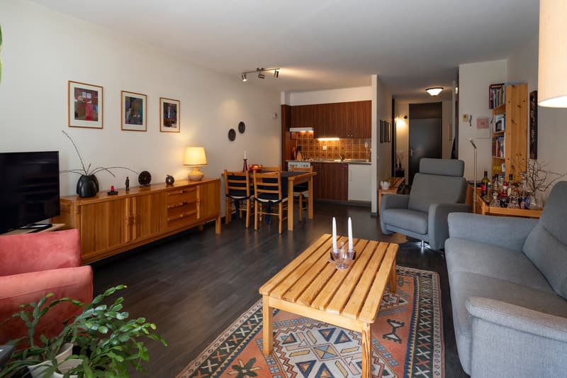 Well-maintained 3-room apartment on the 1st floor with private parking in the garage. (7)