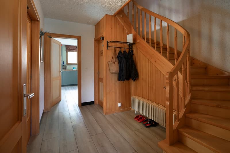 Chalet chaleureux de 5 pièces avec garage intégré et grand jardin (8)