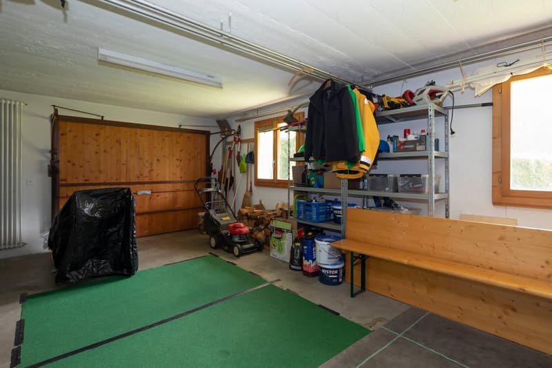 Chalet chaleureux de 5 pièces avec garage intégré et grand jardin (28)